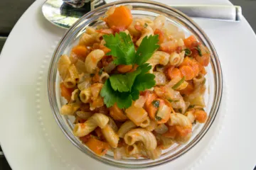 carrots with tomatoes and macaroni