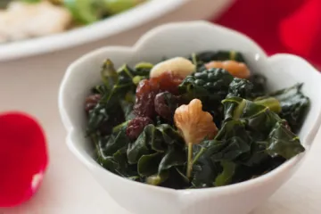kale with walnuts