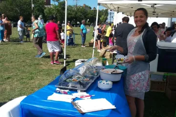 educator handing out food samples at Farmers Market