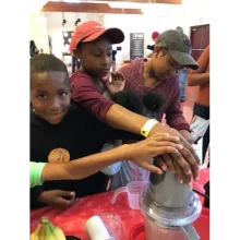 kids making a healthy smoothie